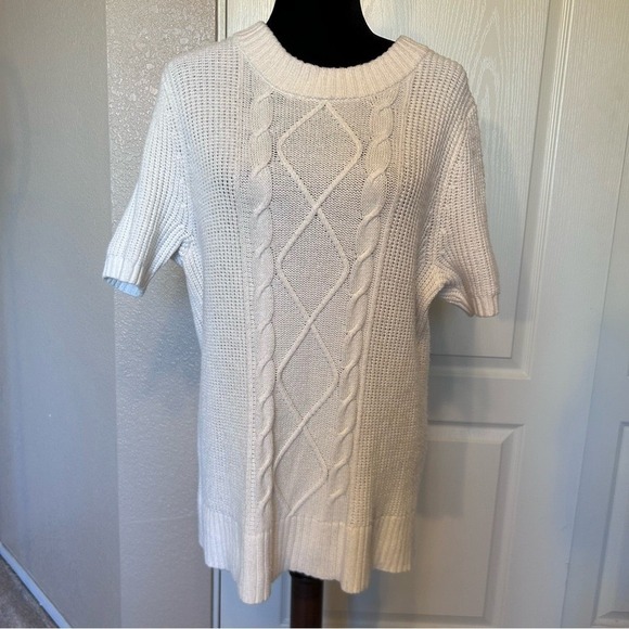 Torrid Vanilla White Short Sleeve Sweater Shirt Size 2 (2X)‎ - Picture 1 of 5
